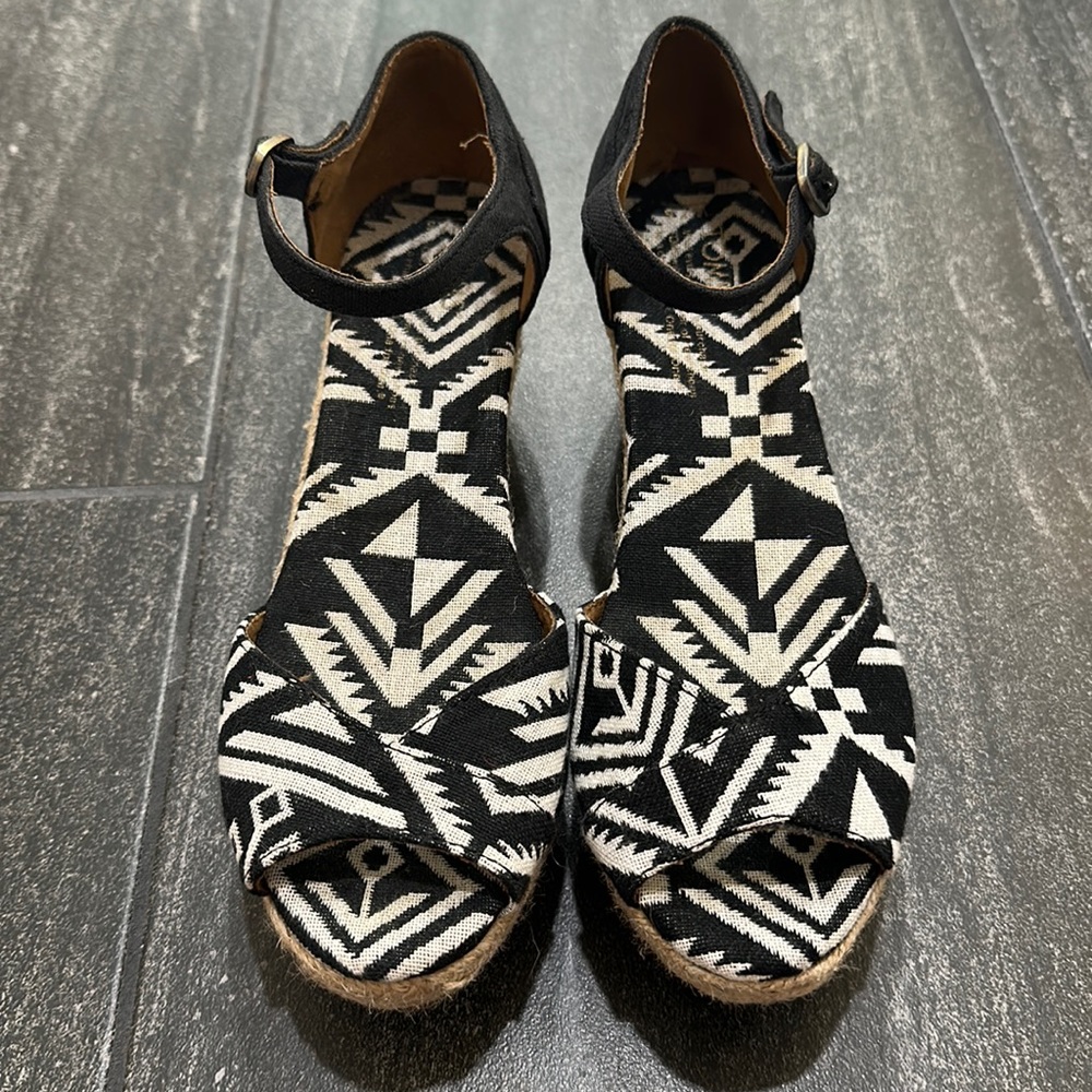 TOMS Platform Wedge Black & White Sandal Size 7.5